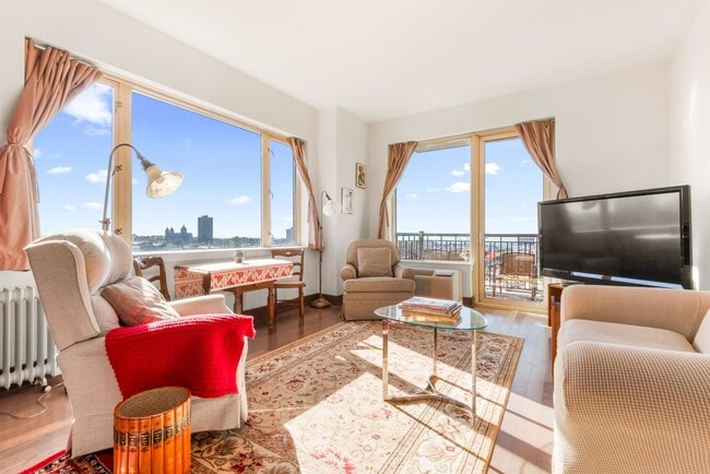 Building Photo - 3312 HUDSON Ave