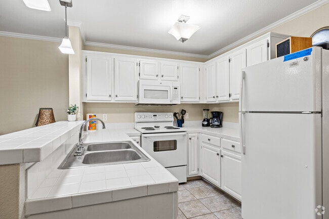 1BR, 1BA - 720SF - Kitchen - Northwood Luxury Apartments
