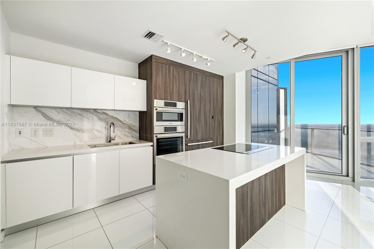 Foto principal - 851 NE 1st Ave
