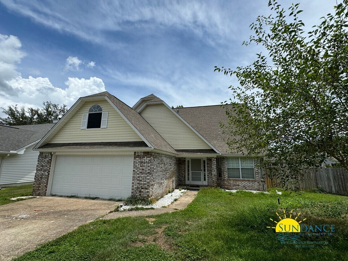 Foto principal - Charming 4-Bedroom Home in Parkwood Place,...
