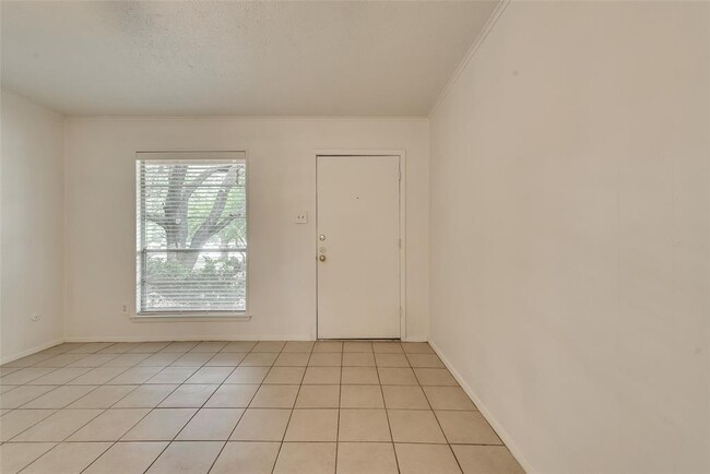 Building Photo - 133 N Bailey Ave