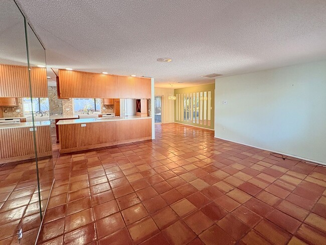Foto del edificio - 3 Bed 2 Bath Home with Large Fenced Backyard & Screened Lanai — Available Now