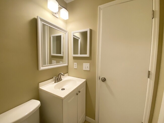 Building Photo - Two Bedroom Condo Located close to Everything Hilton Head Island has to Offer!