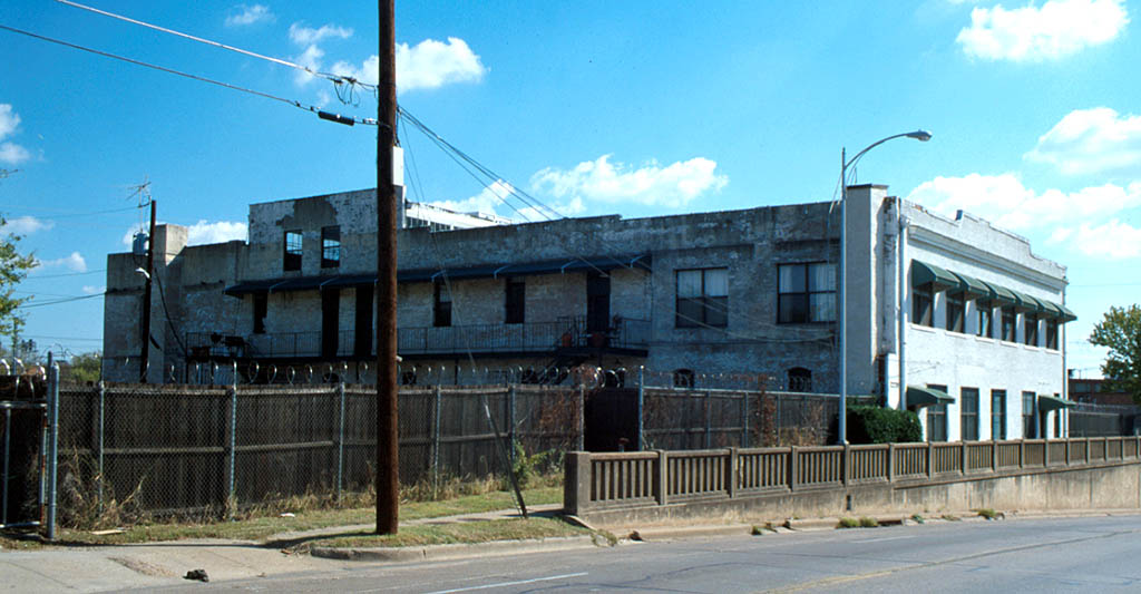 Foto del edificio - 2220 Harwood St