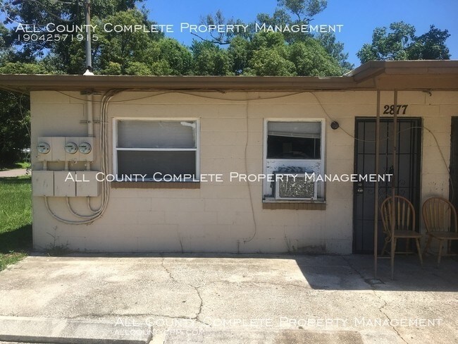 Building Photo - Two-Bedroom Triplex Unit - Water Included!