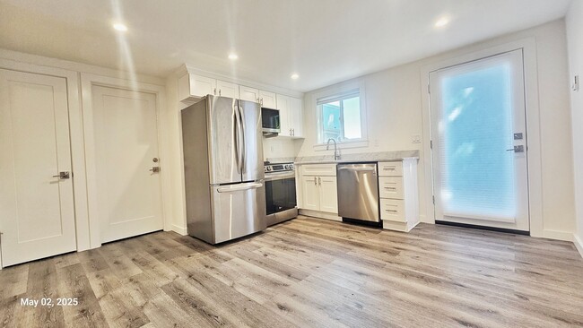 Building Photo - Modern 1 Bed, 1 Bath in Prime Roosevelt Lo...