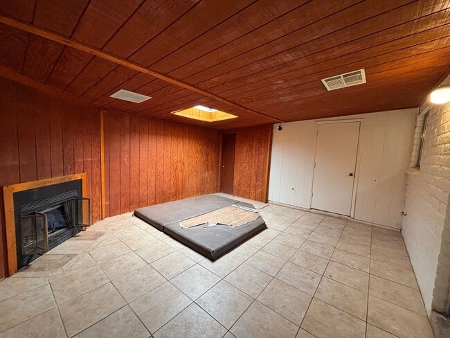 Building Photo - 7431 E Desert Aire Dr