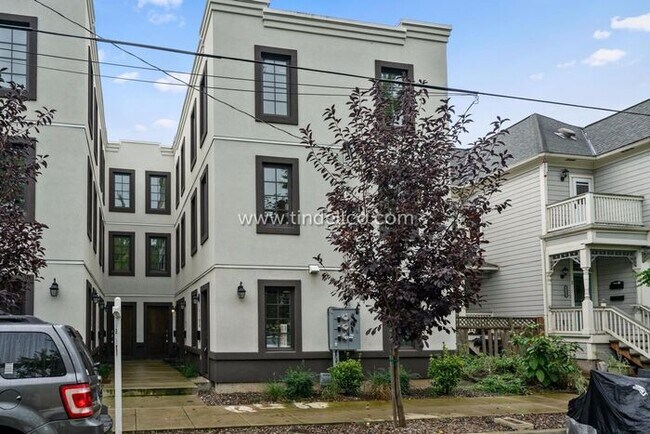 Building Photo - Modern Three-Story Townhouse in Hosford-Ab...