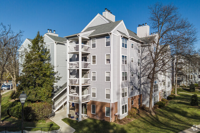 Building Photo - The Four Winds at Oakton