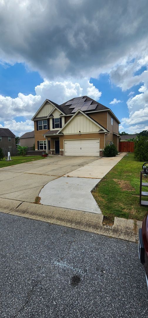 Foto del edificio - LOVELY TWO STORY W/ 5 BEDS, 3 FULL BATHS. ...