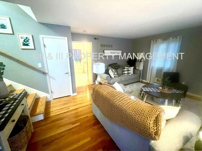Building Photo - 2 bedroom OP townhome