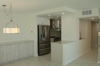 Building Photo - 340 Sunset Dr