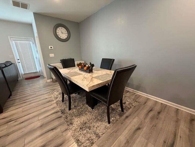 Foto del edificio - 7565 Knoll Hollow Rd