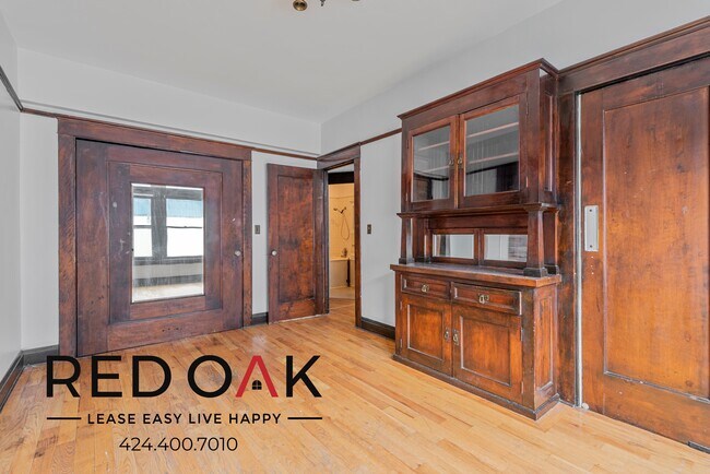 Foto del edificio - ~1 Month FREE~ Charming One-Bedroom with A...