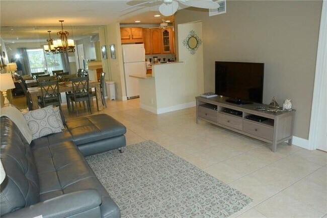 Building Photo - 6499 Bay Club Dr