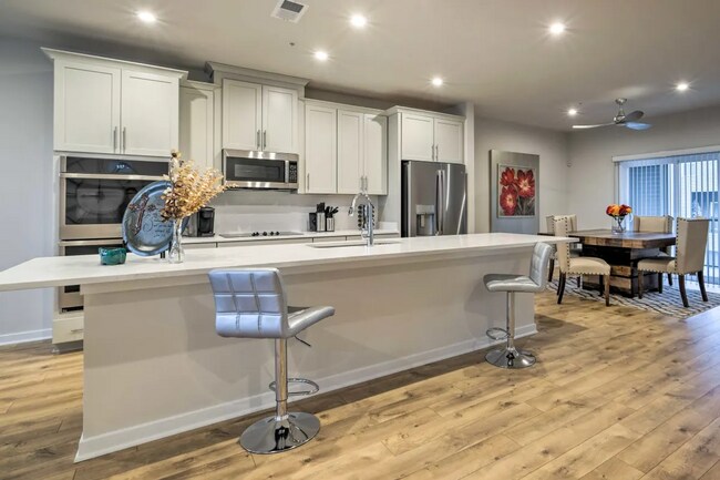 Foto del edificio - Luxury 3BR/2.5BA Condo w/ Balcony and Rooftop Terrace & Garage – Walk to One Loudoun