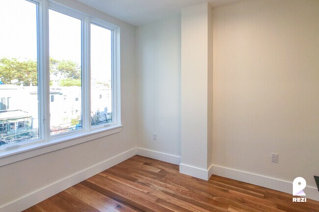 Building Photo - 535 Grand St
