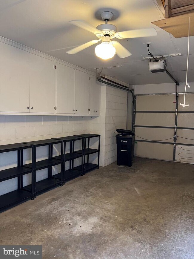 Building Photo - 102 Chesterfield Pl SW