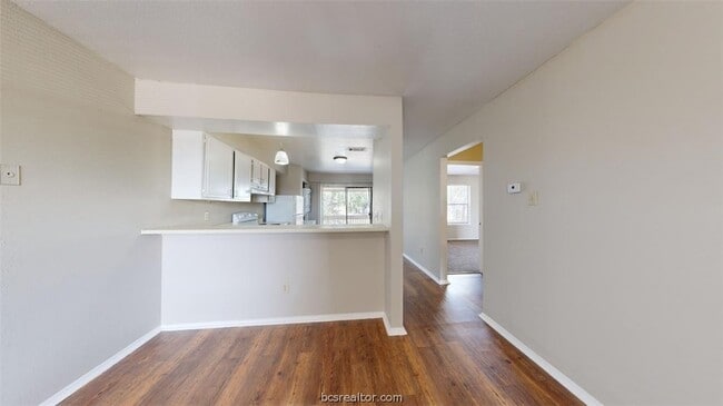 Building Photo - 301 Manuel Dr