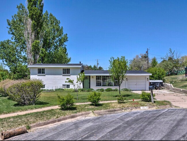 Building Photo - 615 Hislop Dr