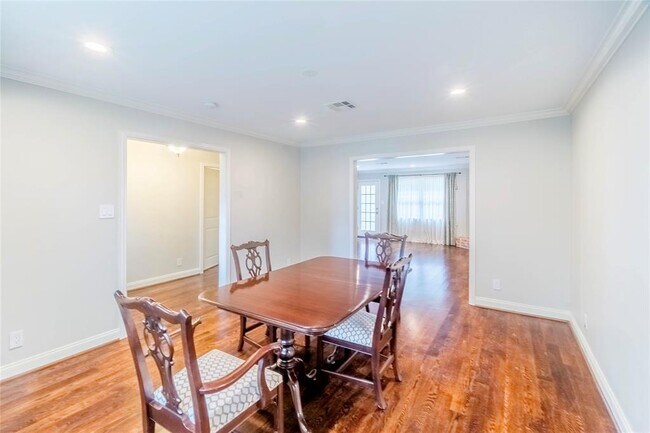 Building Photo - 627 Attingham Dr