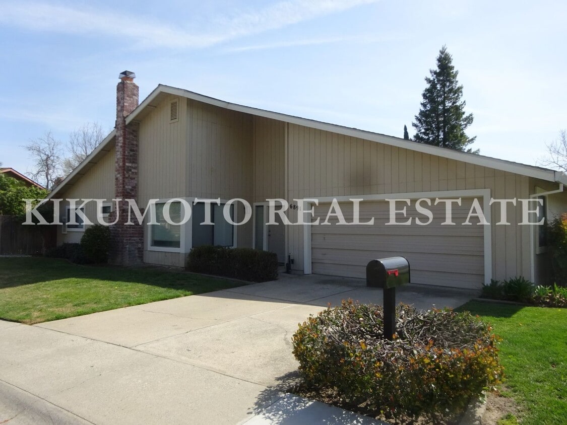 Primary Photo - 2 bedroom, 2 bath, 2 car garage Half-plex ...