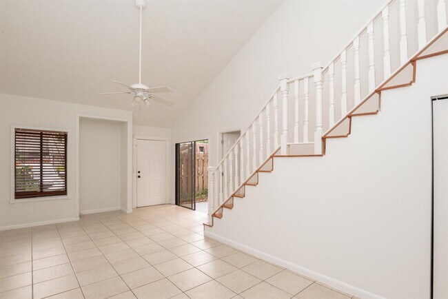 Foto del edificio - 4135 Palm Bay Cir