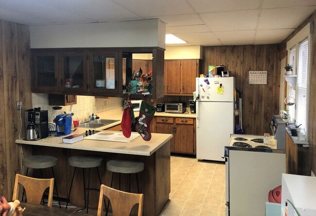 Building Photo - 3D Tour Available - Off-Street Parking + Pet-Friendly + Back Patio! Available August 1st!