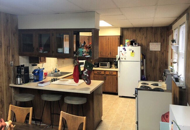 Foto del edificio - 3D Tour Available - Off-Street Parking + Pet-Friendly + Back Patio! Available August 1st!