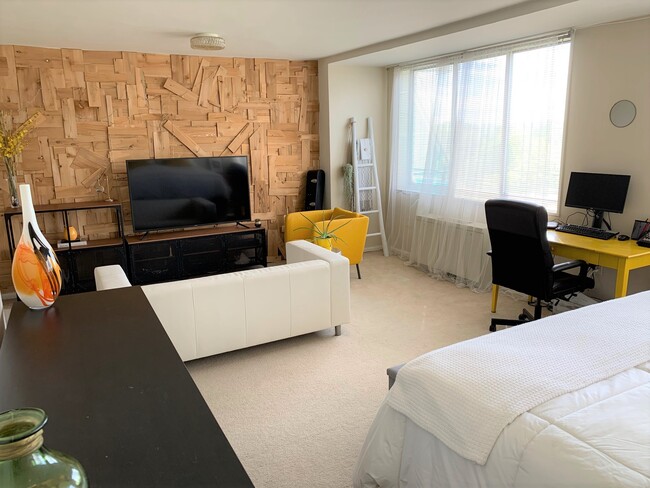 Building Photo - 10401 Grosvenor Pl