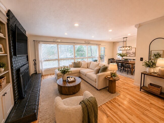 Foto del edificio - 323 Forrest Glen Rd