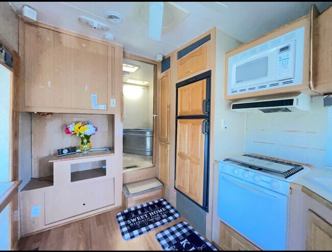 Foto del edificio - 1 E Middlefield Rd