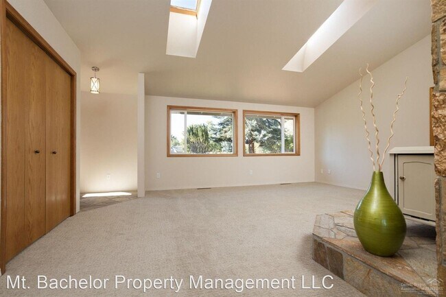 Building Photo - 3 br, 2 bath House - 61490 CAMELOT PL