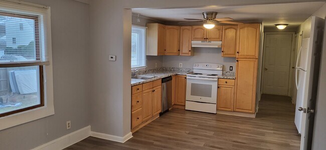 Building Photo - 60 Bridle Rd