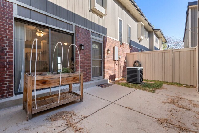 Foto del edificio - Spacious 3-Bedroom Townhome with Stunning ...