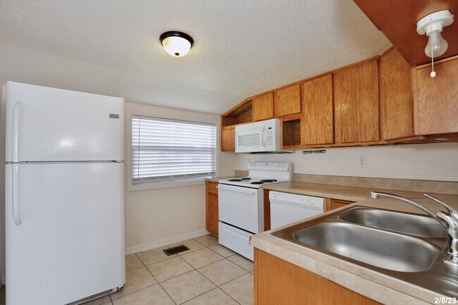 Foto del edificio - Cozy 2/1 Spacious Duplex Near East Lake To...