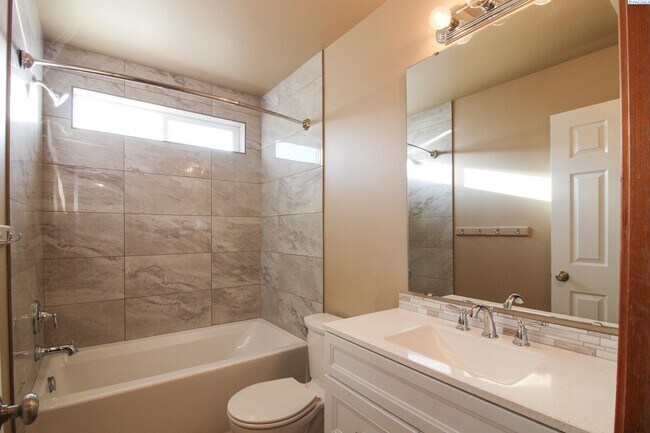 Foto del edificio - 4 Bed/2.5 Bath House in Richland