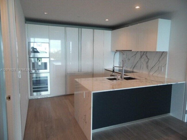 Foto del edificio - 10201 Collins Ave