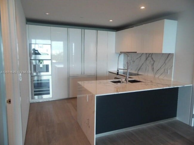 Building Photo - 10201 Collins Ave
