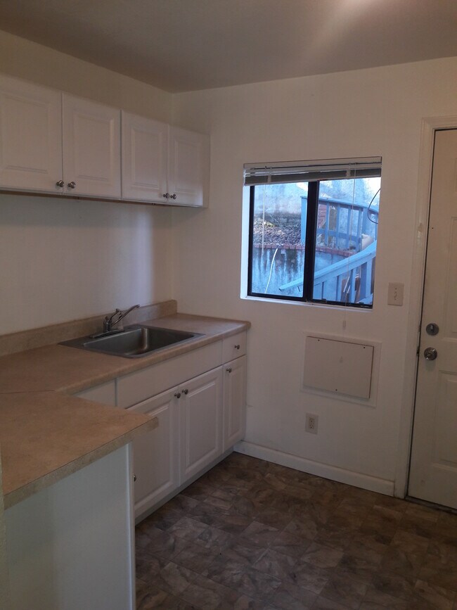 Kitchen - 15691 Lake Arthur Rd