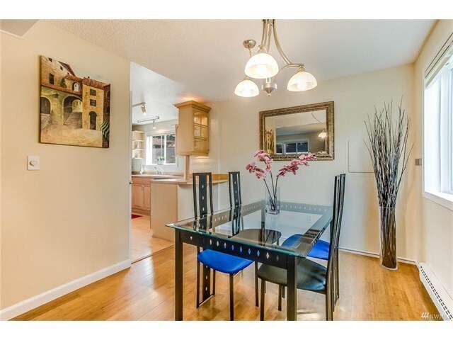 Foto del edificio - Beautiful 2 Bed 1.5 Bath in Sought After Woodridge, Bellevue.