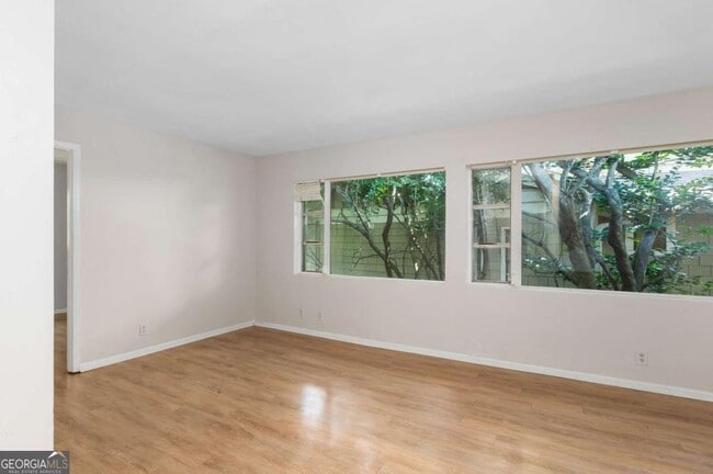 Foto del edificio - 11 Peachtree Hills Ave NE