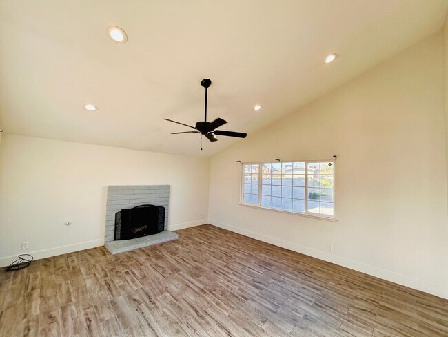 Foto del edificio - 4BD 3Bth Blend of style, comfort, and convenience.