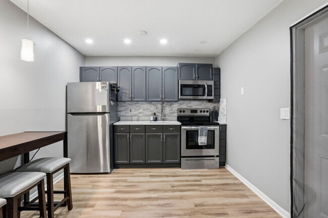 Building Photo - 1204 S Lake Dr