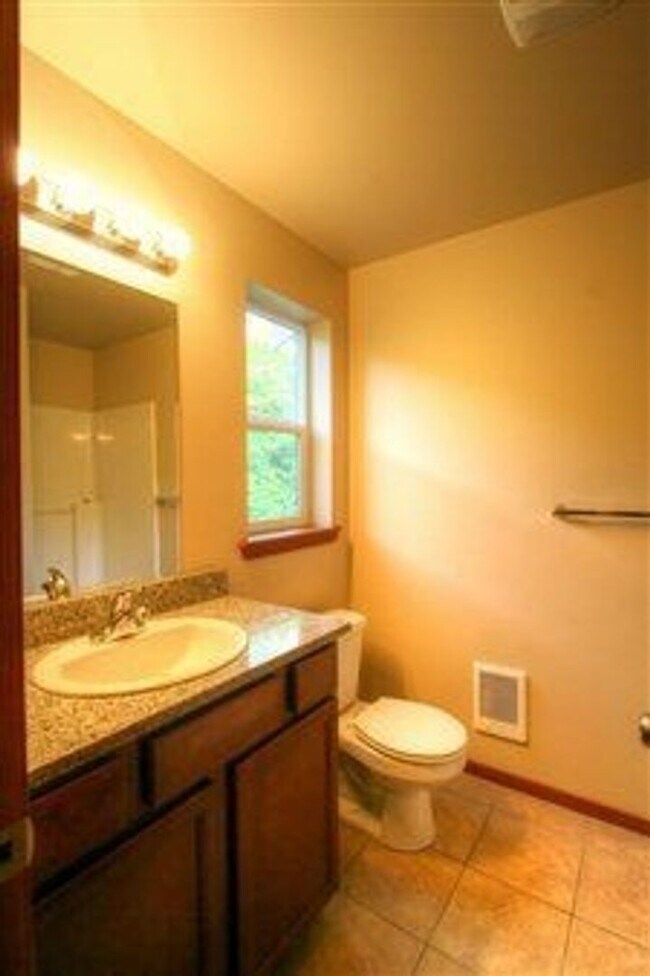 Foto del edificio - Lease Take Over - 1 bd in a 4 bd house