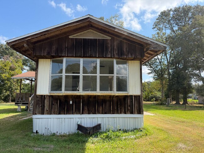 Building Photo - Spacious 3/2 available now!