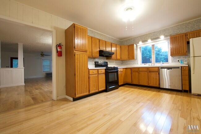 Kitchen - 61 Hillcrest Blvd