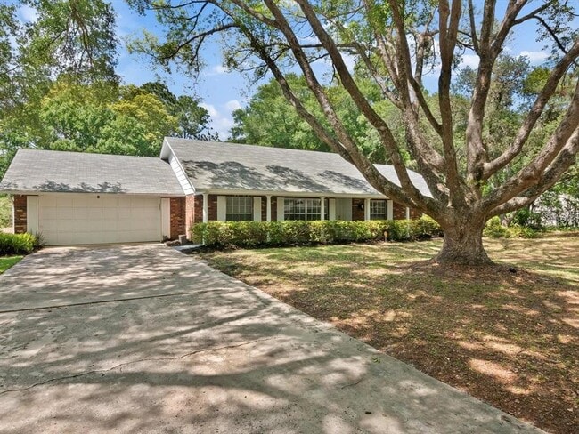 Building Photo - 608 Blue Lake Dr