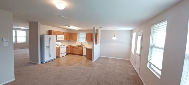 Foto del edificio - Spacious & Move In Ready 4/2/2 in Lancaster!
