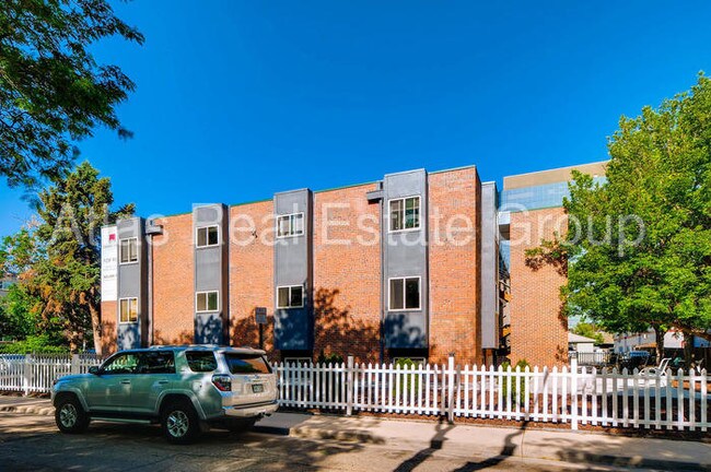 Building Photo - 981 S Dahlia St